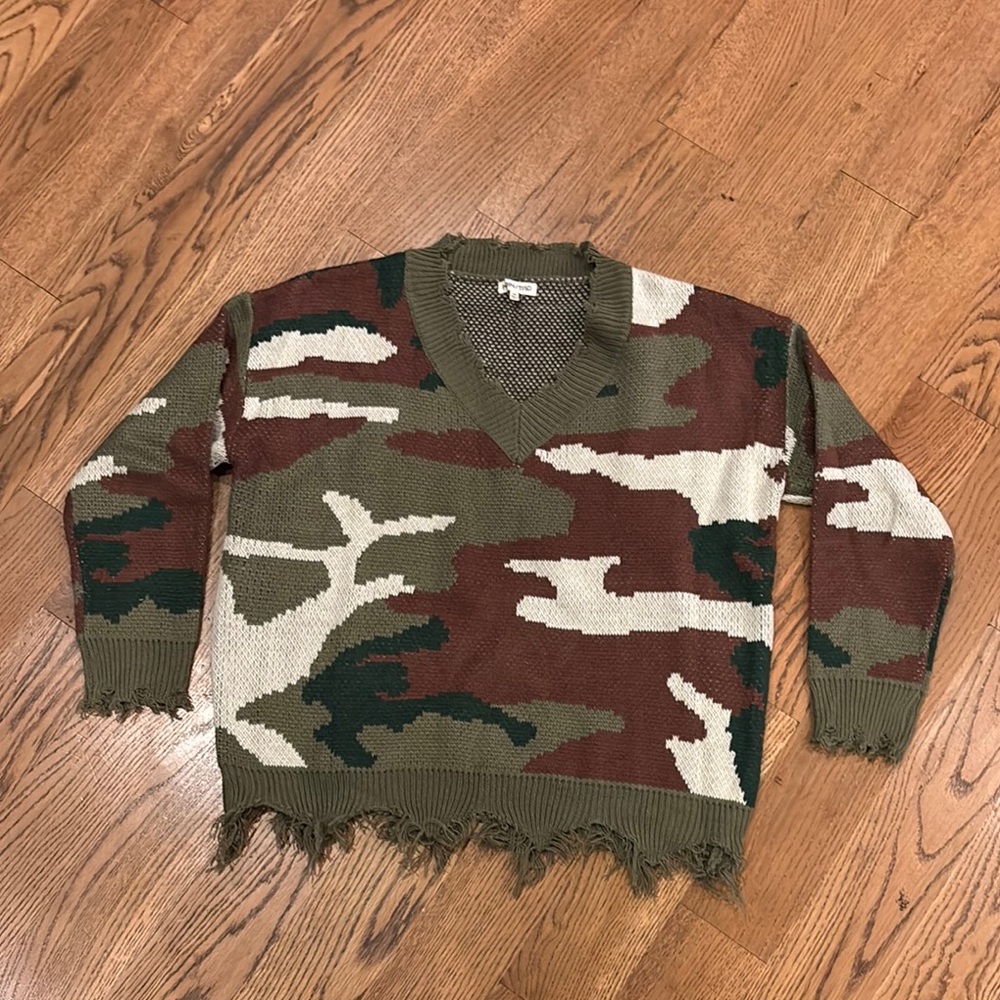 Stylish Camouflage V-Neck Sweater M